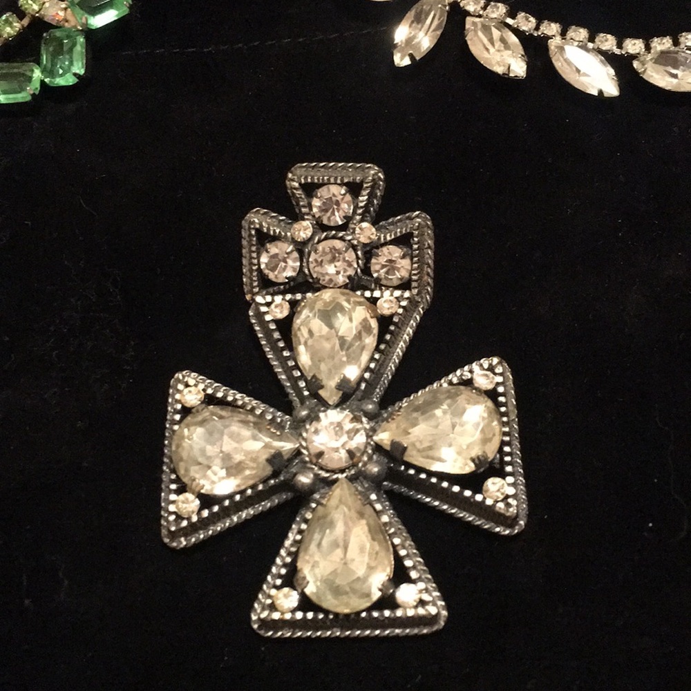 Gorgeous vintage brooch- pendant